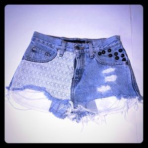 Relaxed guy fit LEVI studded shorts.